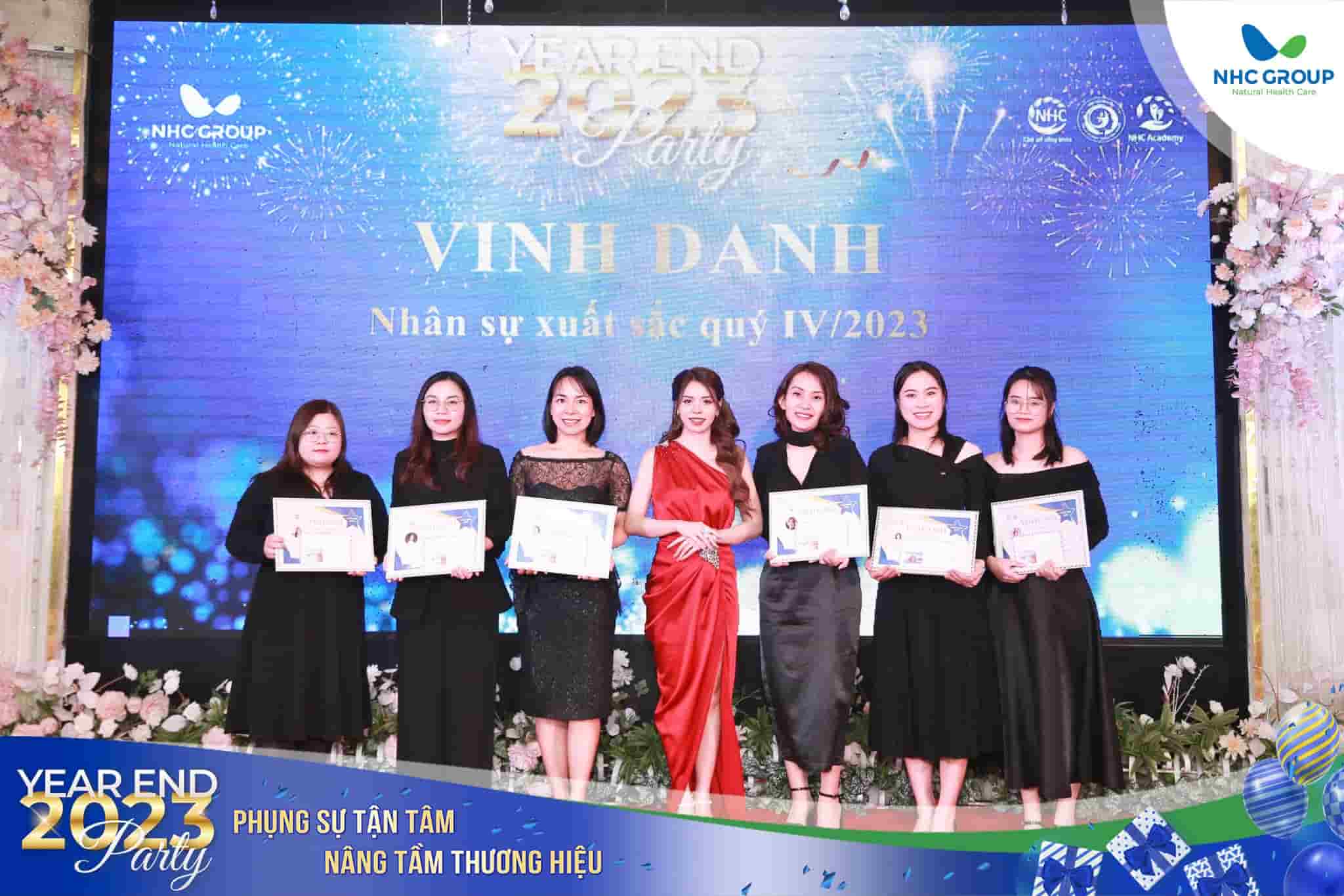 Bà Đặng Thị Minh Chi, Phó Chủ tịch Hội đồng quản trị, Phó Tổng Giám đốc NHC Group vinh danh và trao thưởng cho các nhân sự có thành tích xuất sắc quý IV/2023.