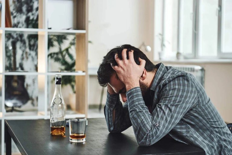 Buồn bã, chán nản, lạm dụng rượu bia có thể là dấu hiệu trầm cảm ở nam giới