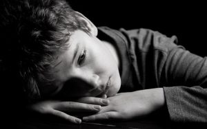 Trẻ mắc trầm cảm có biểu hiện buồn bã, chán nản, mất hứng thú, mất năng lượng