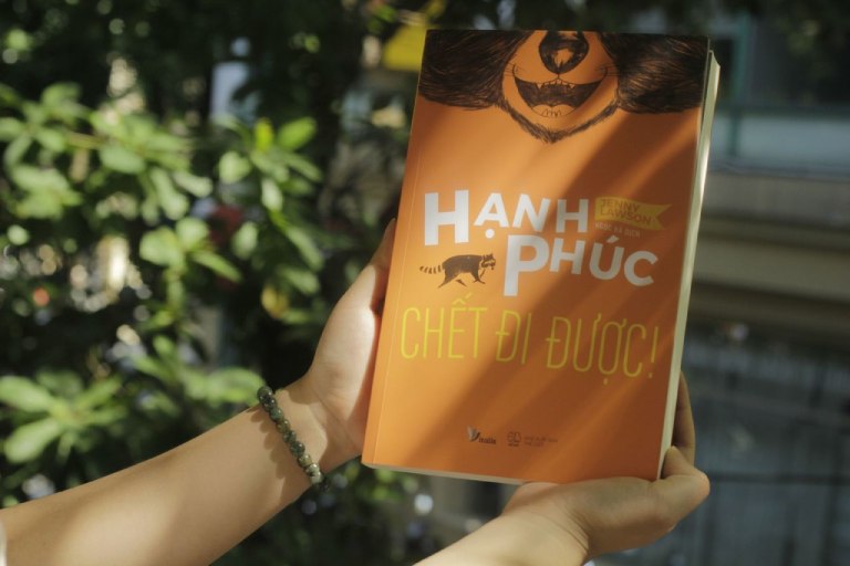 "Hạnh phúc chết đi được" được viết bằng lời văn dí dỏm, hài hước và có phần điên rồ