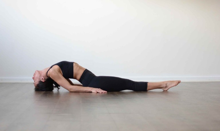 ài tập yoga chữa rối loạn lo âu với tư thế con cá