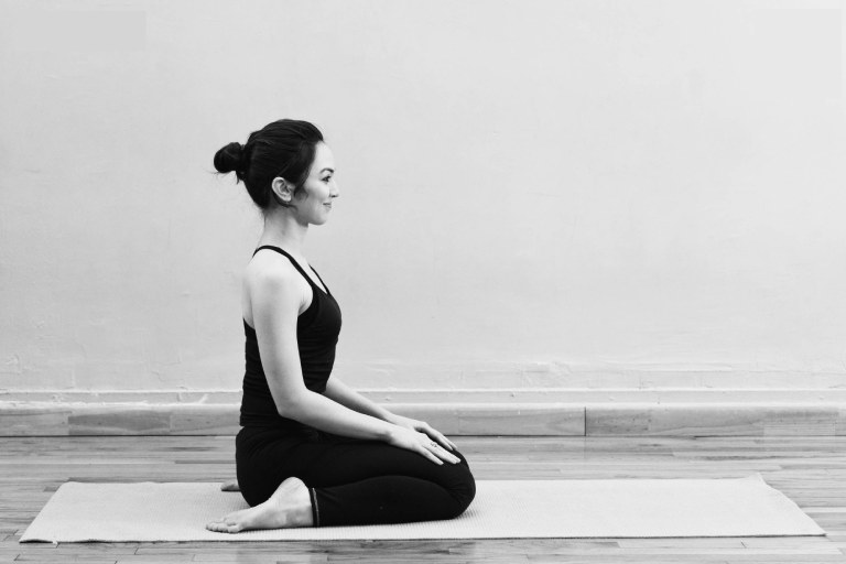 chữa rối loạn lo âu bằng bài tập yoga tư thế anh hùng