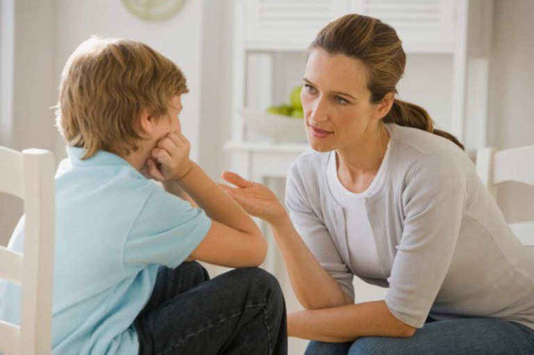 cách xử lý khi con tự nhốt mình trong phòng