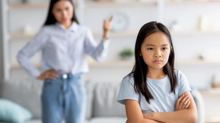 không phán xét khi con tự nhốt mình trong phòng