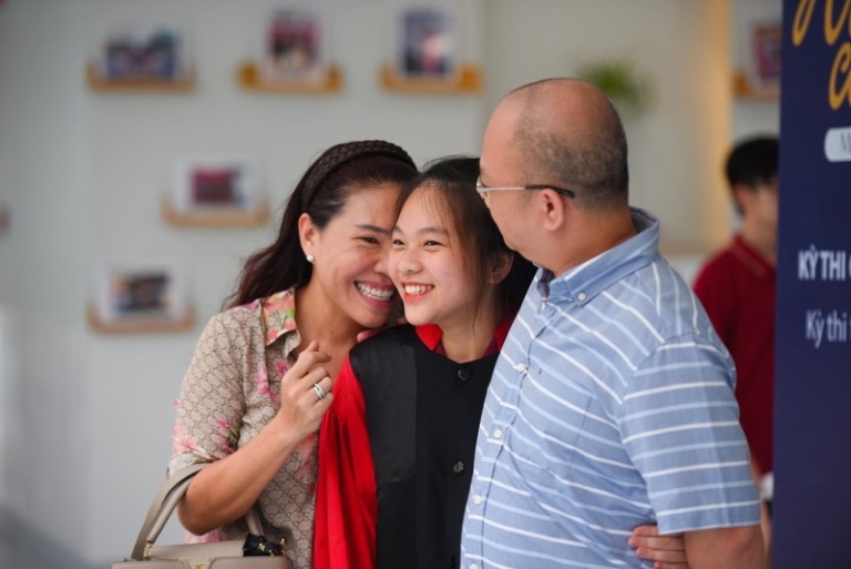 con gái tuổi dậy thì ngang bướng, khó bảo 